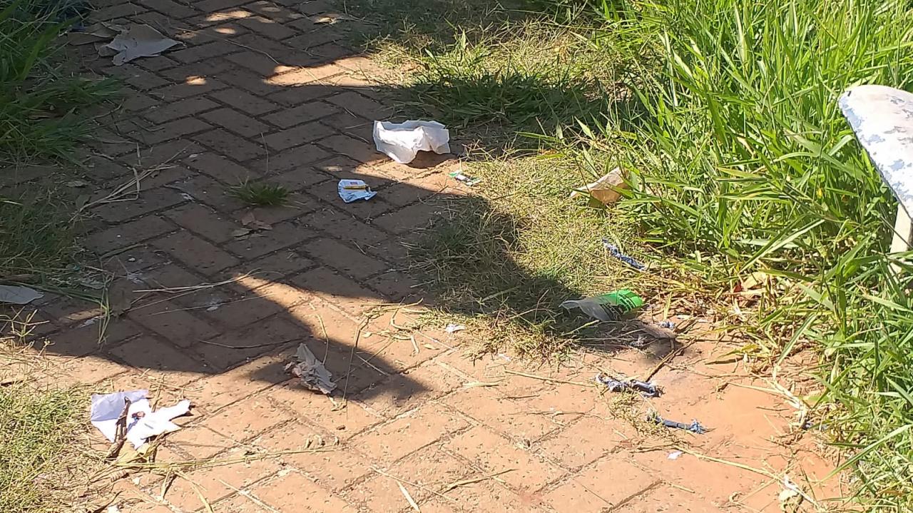Foto 7 de 21 — Mato toma conta de praça no Maria Luiza; Prefeitura não tem prazo para zeladoria no bairro